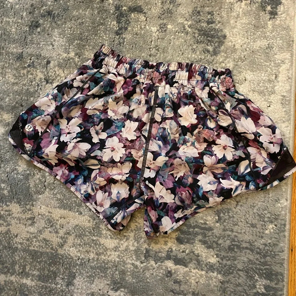 Lululemon Hotty Hot Shorts, Utopia Multi, SZ 4 - Picture 2 of 4